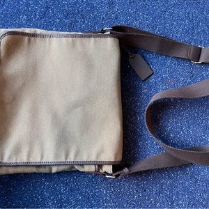 LEVENGER Metro Messenger Bag